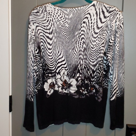 ๐ 2 for $30 ๐ PIERRI NEW YORK - Beautiful ladies Cardigan sweater - Picture 8 of 10